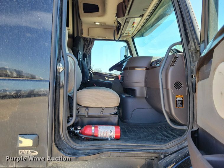 image for item DZ7140 2016 Volvo VNM semi truck