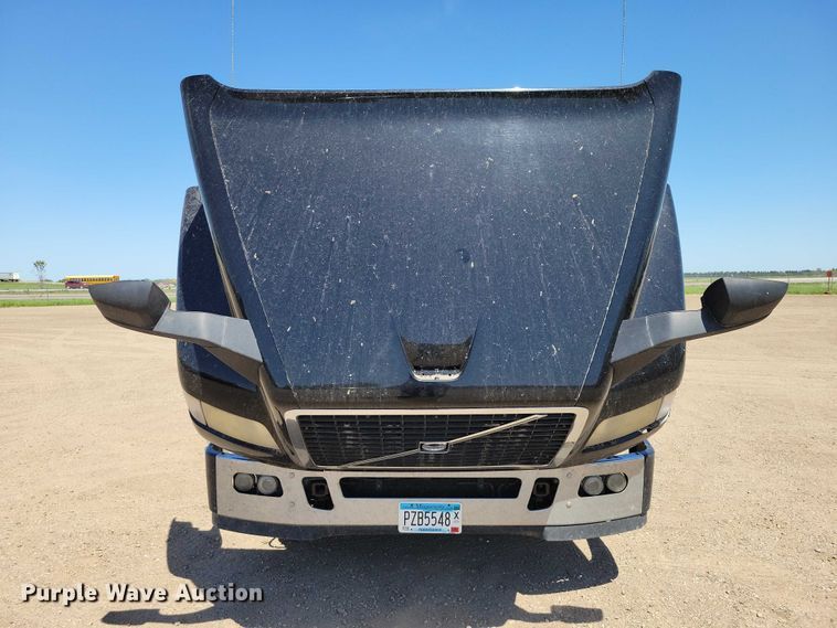 image for item DZ7140 2016 Volvo VNM semi truck