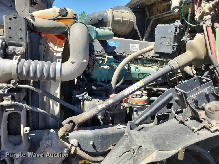 image for item DZ7140 2016 Volvo VNM semi truck