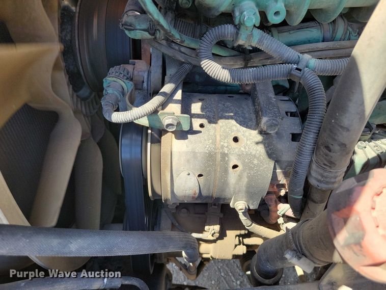 image for item DZ7140 2016 Volvo VNM semi truck