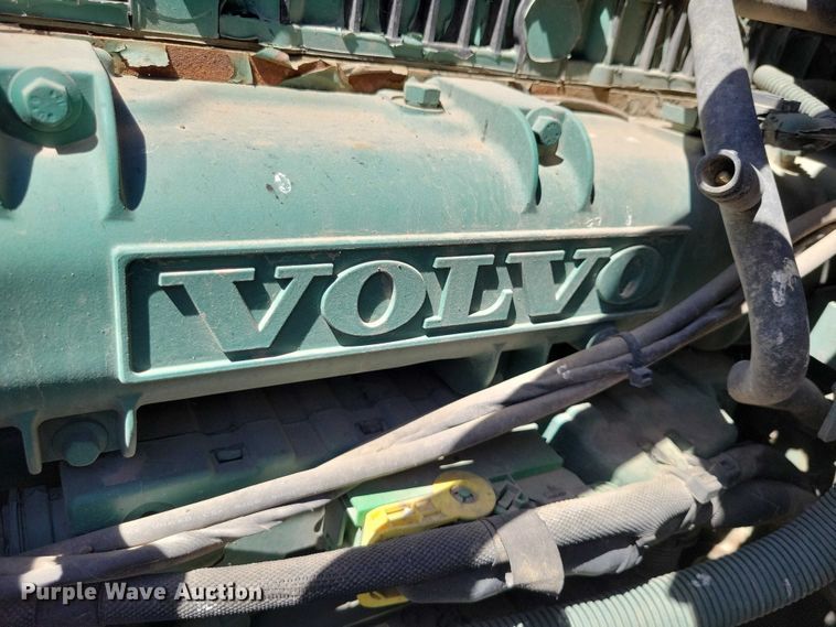 image for item DZ7140 2016 Volvo VNM semi truck