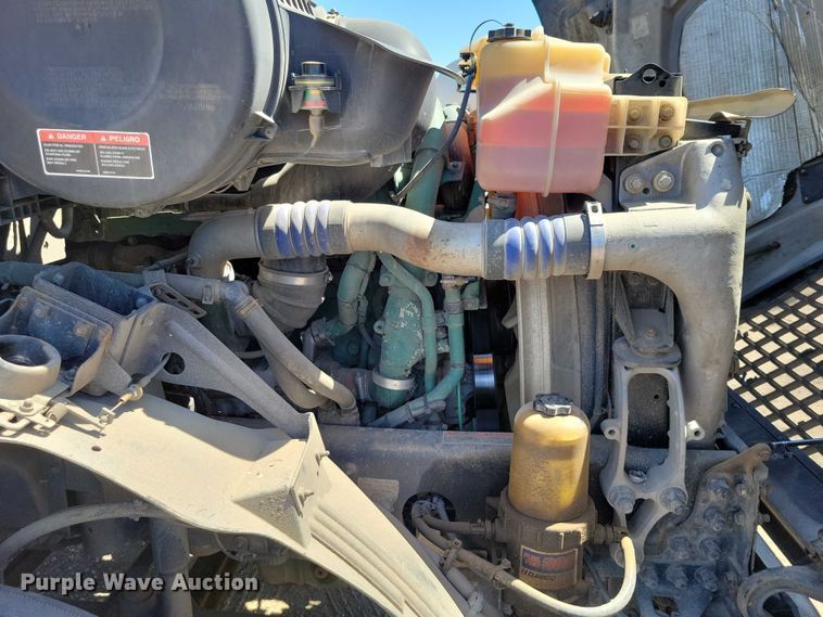 image for item DZ7140 2016 Volvo VNM semi truck