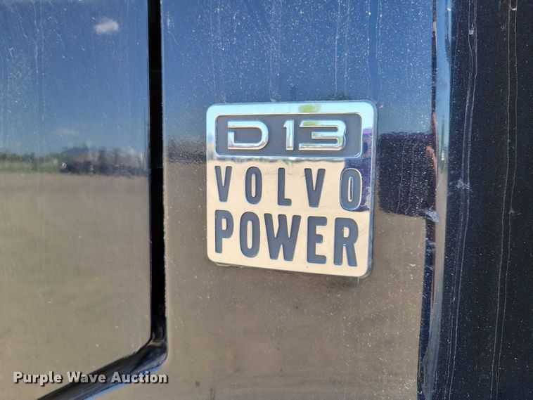 image for item DZ7140 2016 Volvo VNM semi truck