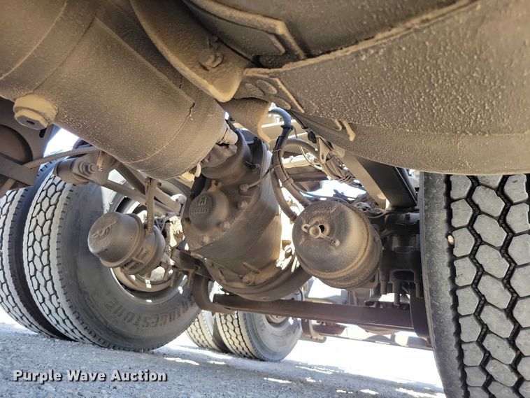 image for item DZ7140 2016 Volvo VNM semi truck