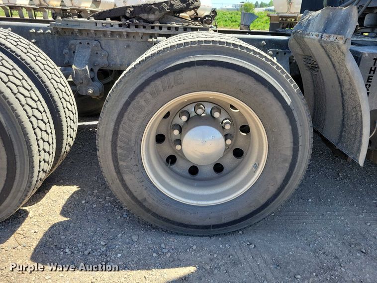 image for item DZ7140 2016 Volvo VNM semi truck