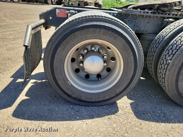 image for item DZ7140 2016 Volvo VNM semi truck