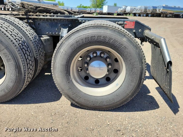 image for item DZ7140 2016 Volvo VNM semi truck