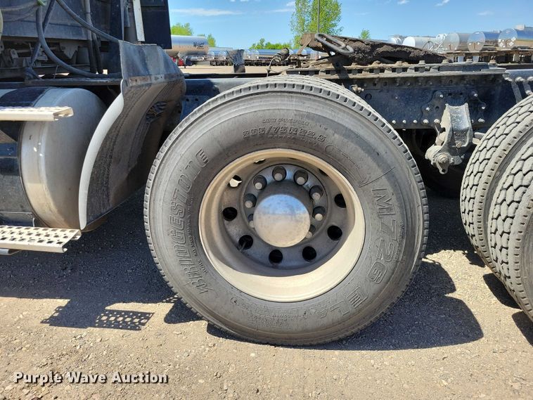 image for item DZ7140 2016 Volvo VNM semi truck