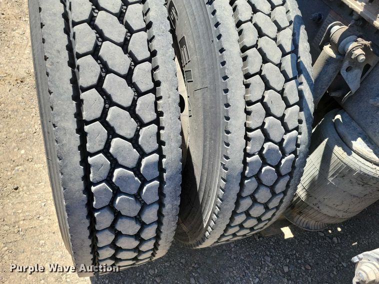 image for item DZ7140 2016 Volvo VNM semi truck