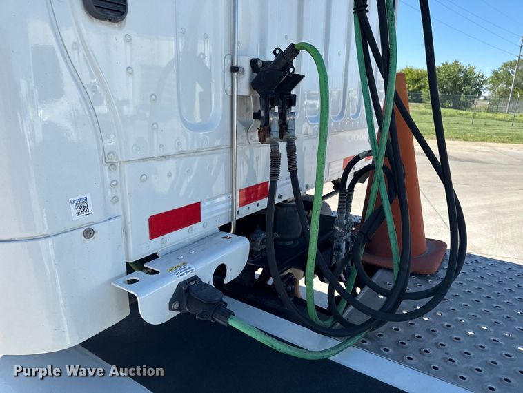 image for item EA2356 2014 Freightliner Business Class M2 semi truck
