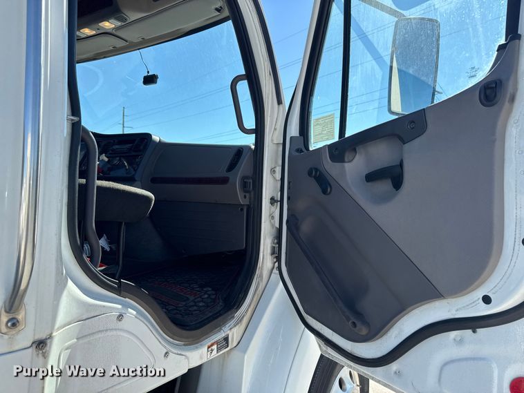 image for item EA2356 2014 Freightliner Business Class M2 semi truck