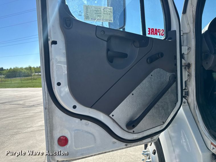 image for item EA2356 2014 Freightliner Business Class M2 semi truck