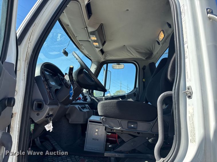 image for item EA2356 2014 Freightliner Business Class M2 semi truck