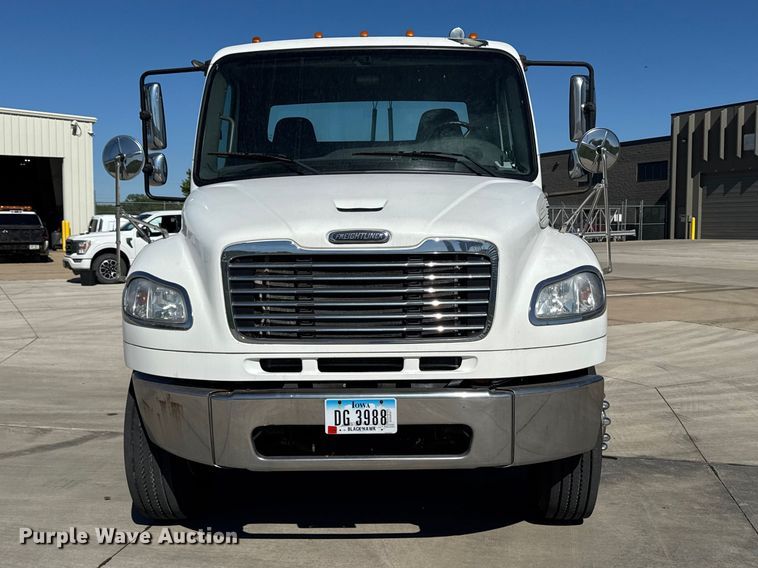 image for item EA2357 2007 Freightliner Business Class M2 semi truck