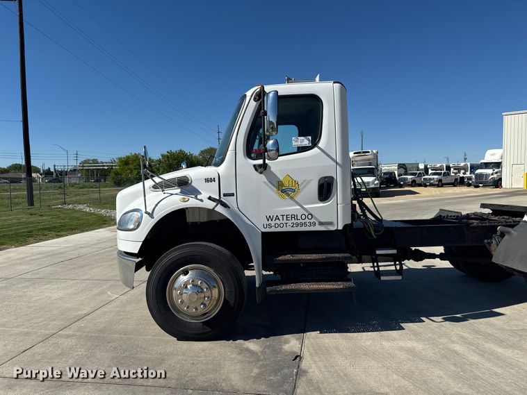 image for item EA2357 2007 Freightliner Business Class M2 semi truck