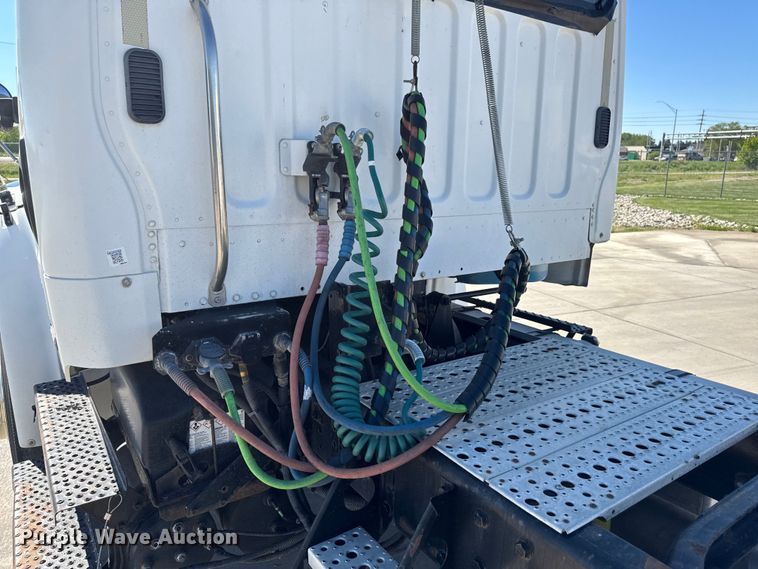 image for item EA2357 2007 Freightliner Business Class M2 semi truck