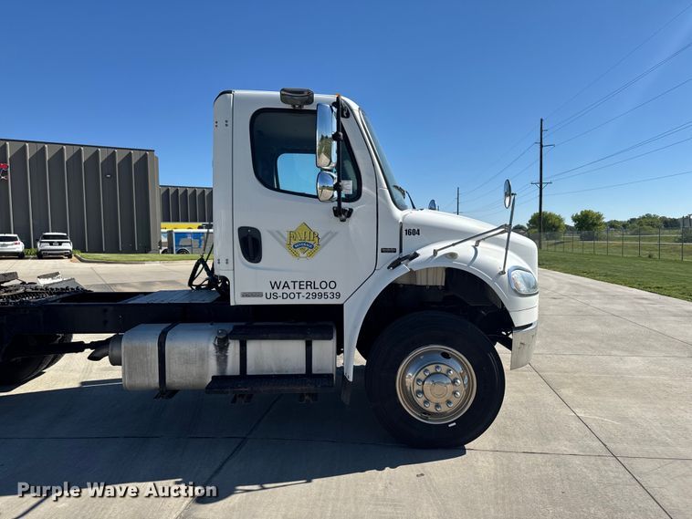 image for item EA2357 2007 Freightliner Business Class M2 semi truck