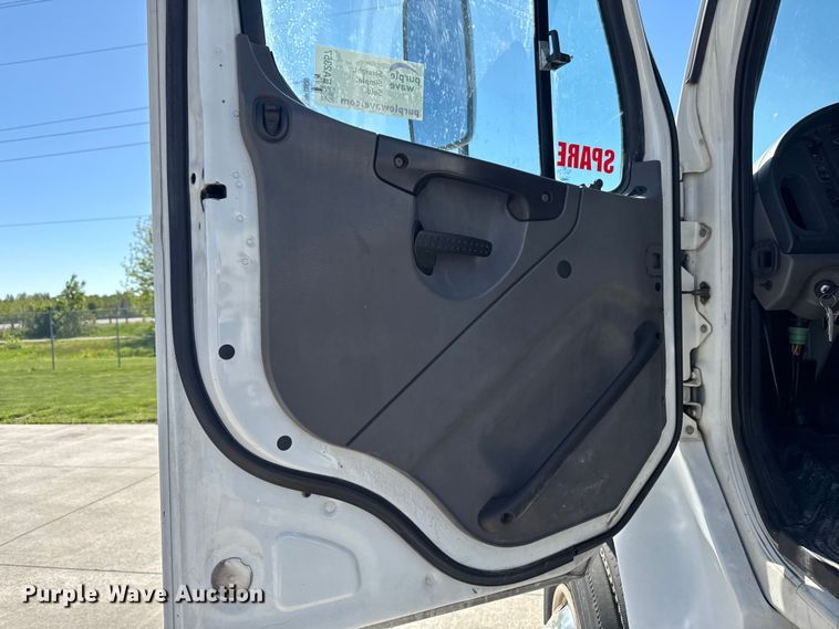 image for item EA2357 2007 Freightliner Business Class M2 semi truck