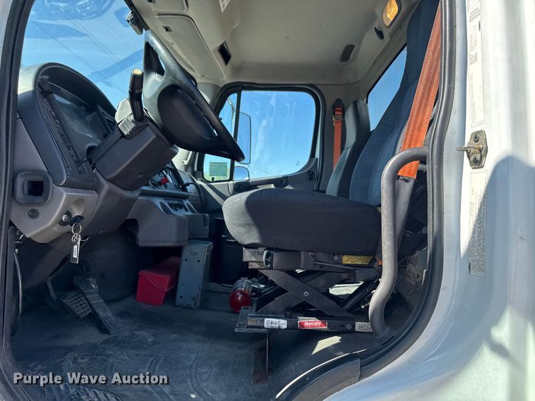 image for item EA2357 2007 Freightliner Business Class M2 semi truck