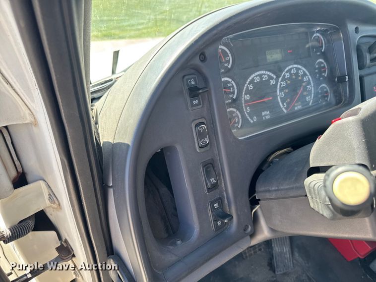 image for item EA2357 2007 Freightliner Business Class M2 semi truck