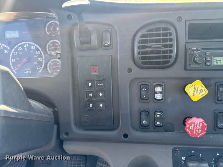 image for item EA2357 2007 Freightliner Business Class M2 semi truck
