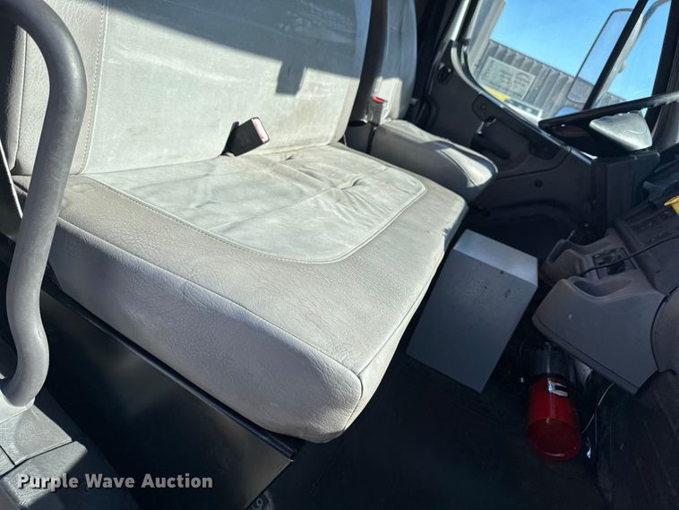 image for item EA2358 2013 Freightliner Business Class M2 delivery truck