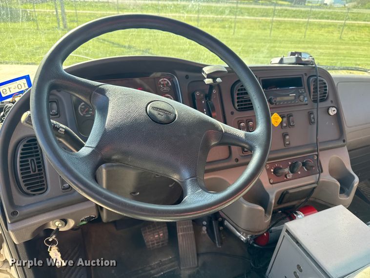 image for item EA2358 2013 Freightliner Business Class M2 delivery truck