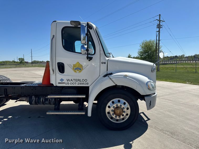 image for item EA2359 2014 Freightliner M2 Business Class semi truck