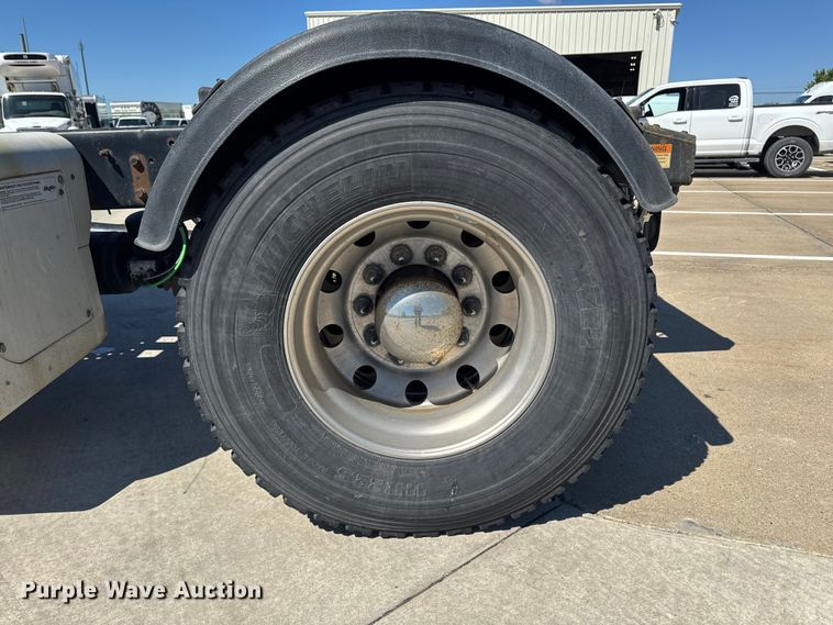 image for item EA2359 2014 Freightliner M2 Business Class semi truck