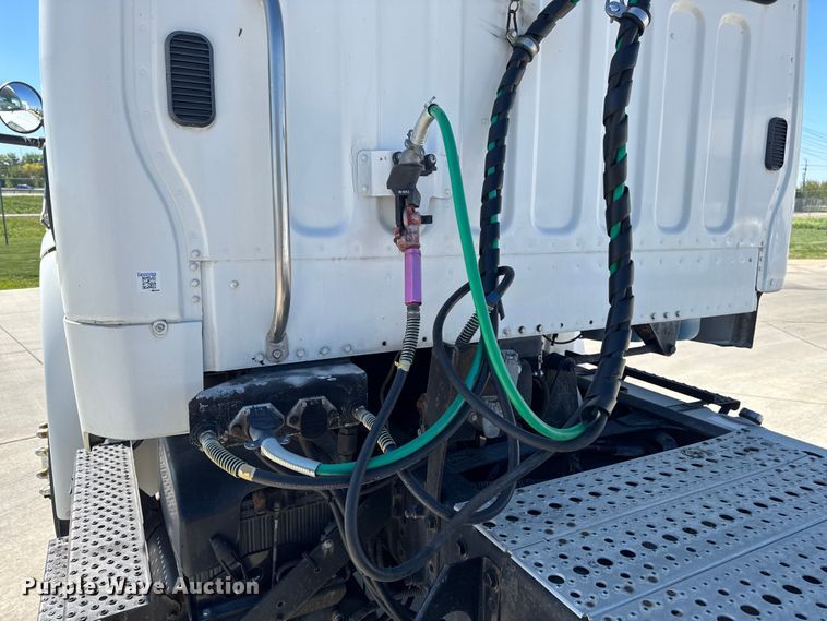 image for item EA2362 2006 Freightliner Business Class M2 semi truck