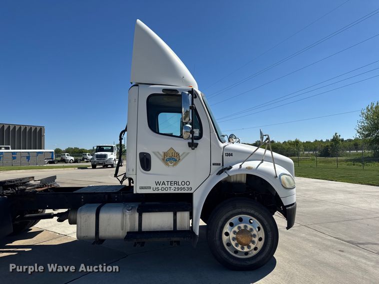 image for item EA2362 2006 Freightliner Business Class M2 semi truck