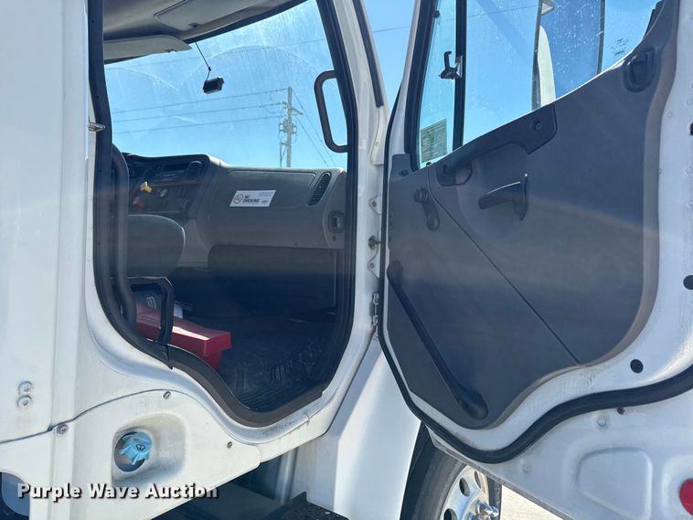 image for item EA2362 2006 Freightliner Business Class M2 semi truck