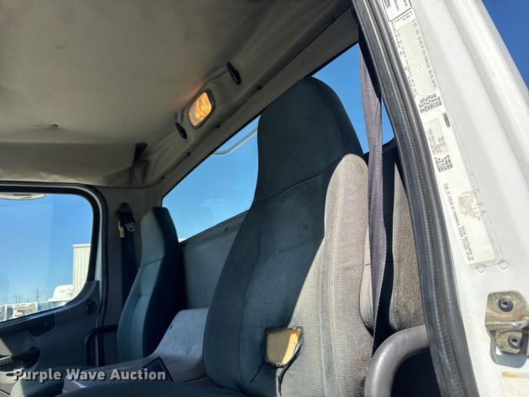 image for item EA2362 2006 Freightliner Business Class M2 semi truck