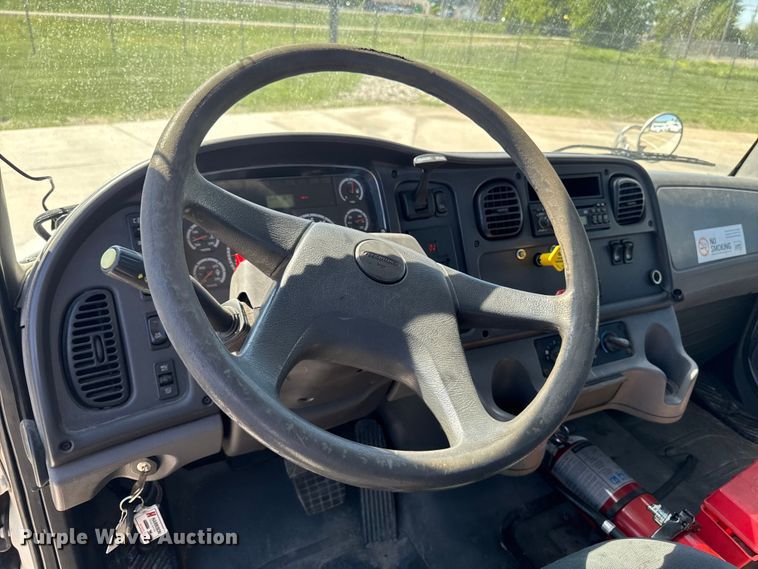 image for item EA2362 2006 Freightliner Business Class M2 semi truck