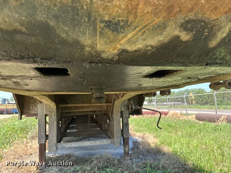 image for item EA4882 1995 Talbert TSDW-14140K-FG-T1 drop deck equipment trailer
