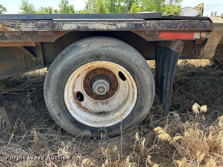 image for item EA4882 1995 Talbert TSDW-14140K-FG-T1 drop deck equipment trailer