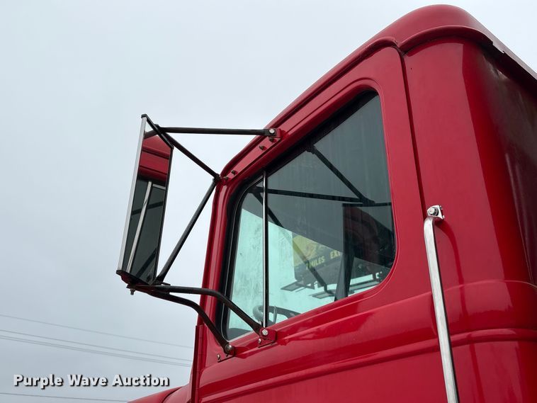 image for item EA7282 1987 Western Star 4800 flatbed truck