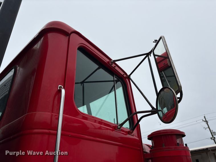 image for item EA7282 1987 Western Star 4800 flatbed truck