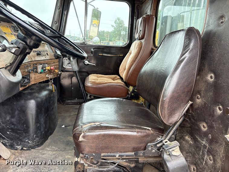 image for item EA7282 1987 Western Star 4800 flatbed truck