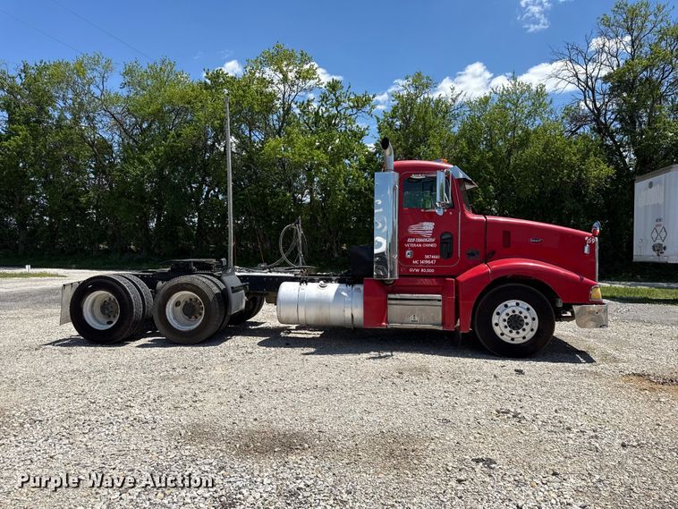 image for item EC4580 2000 Peterbilt 377 semi truck