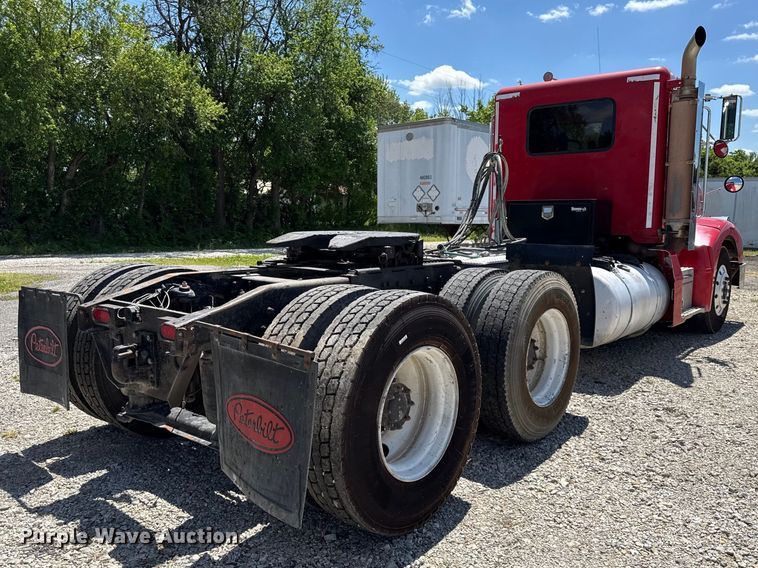 image for item EC4580 2000 Peterbilt 377 semi truck