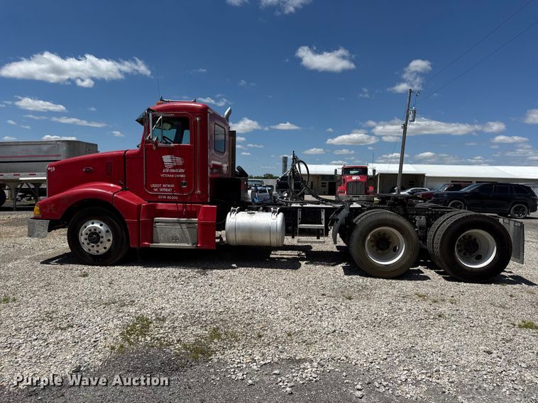 image for item EC4580 2000 Peterbilt 377 semi truck