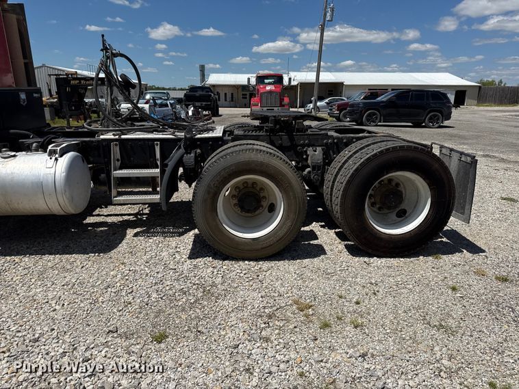 image for item EC4580 2000 Peterbilt 377 semi truck
