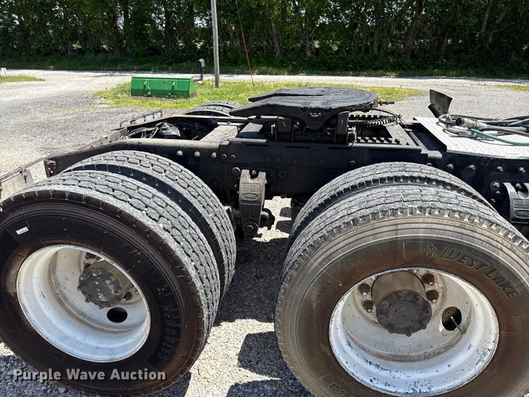 image for item EC4580 2000 Peterbilt 377 semi truck