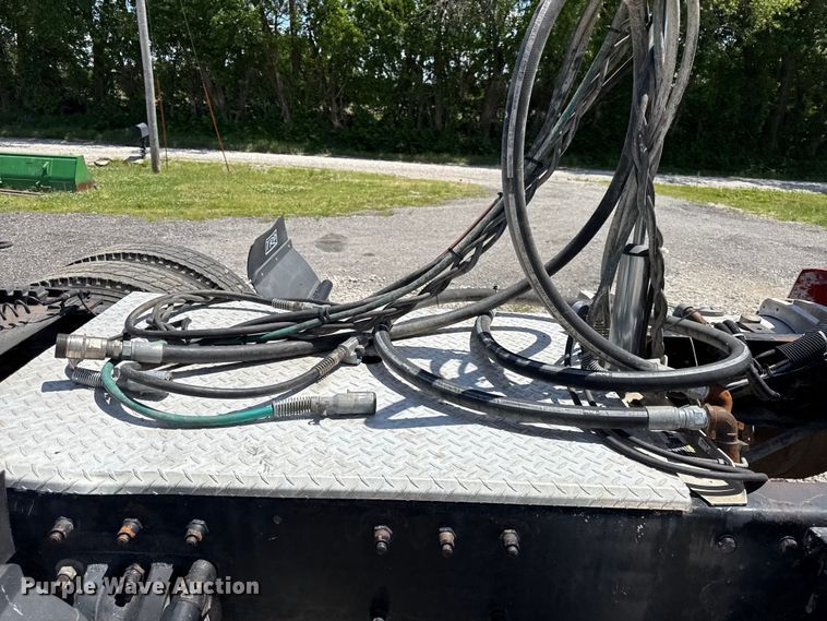 image for item EC4580 2000 Peterbilt 377 semi truck