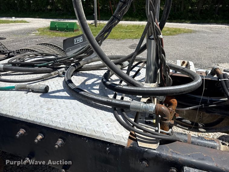 image for item EC4580 2000 Peterbilt 377 semi truck