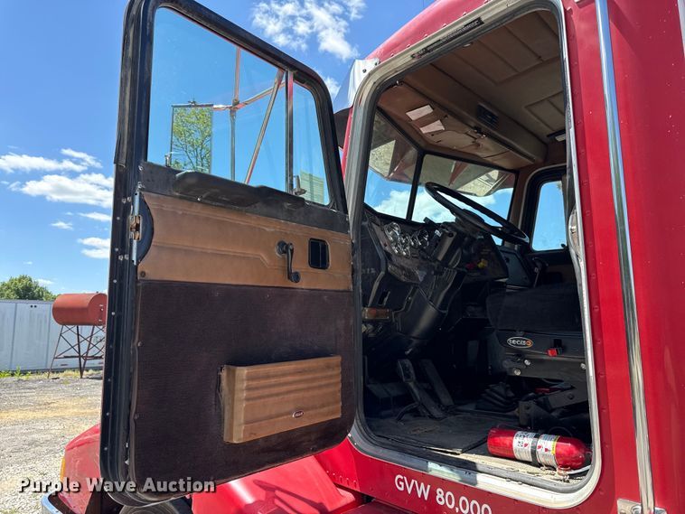 image for item EC4580 2000 Peterbilt 377 semi truck