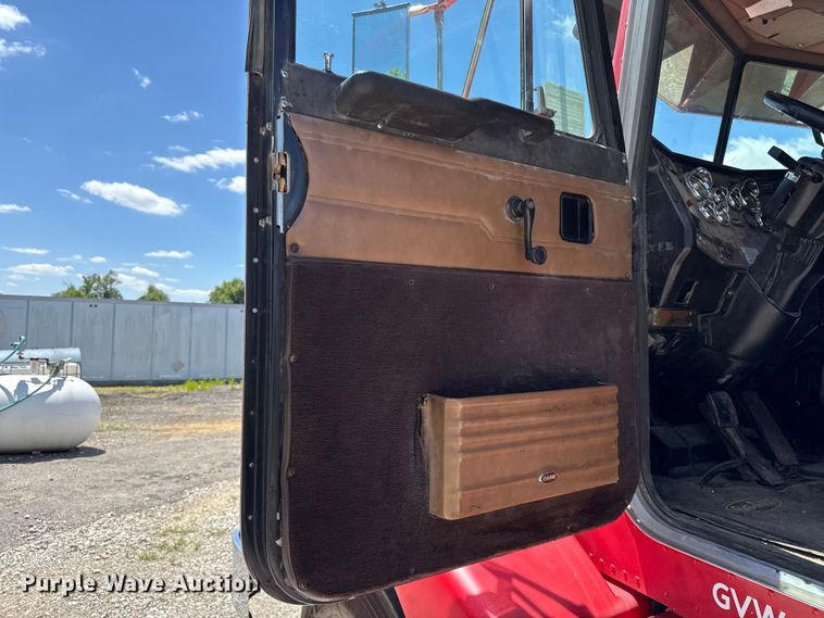 image for item EC4580 2000 Peterbilt 377 semi truck