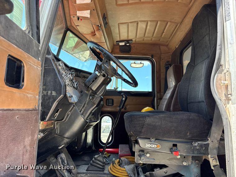 image for item EC4580 2000 Peterbilt 377 semi truck