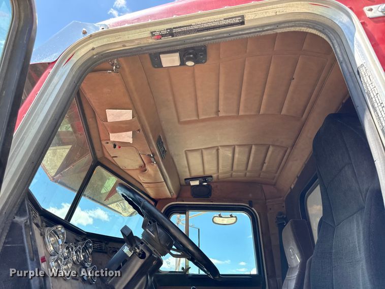 image for item EC4580 2000 Peterbilt 377 semi truck